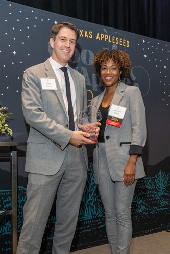 Taylor Evans, a partner in Hogan Lovells’ Houston office, accepts the Pro Bono Leadership Award from Texas Appleseed Board Member Laranda Walker on behalf of the firm on November 15, 2023.